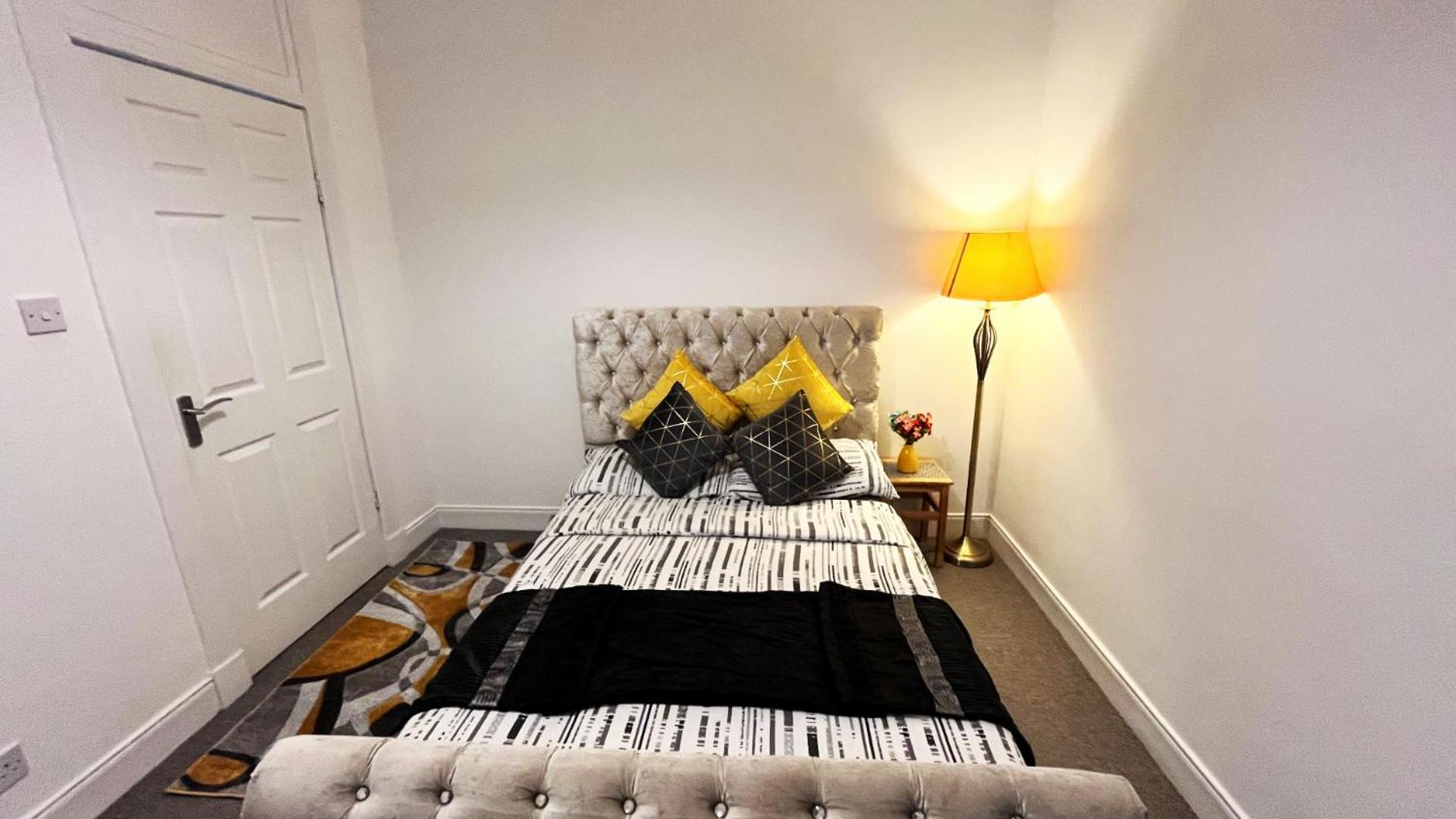 2 Bedrooms Entire Apartment Self Check In Kelty Eksteriør billede